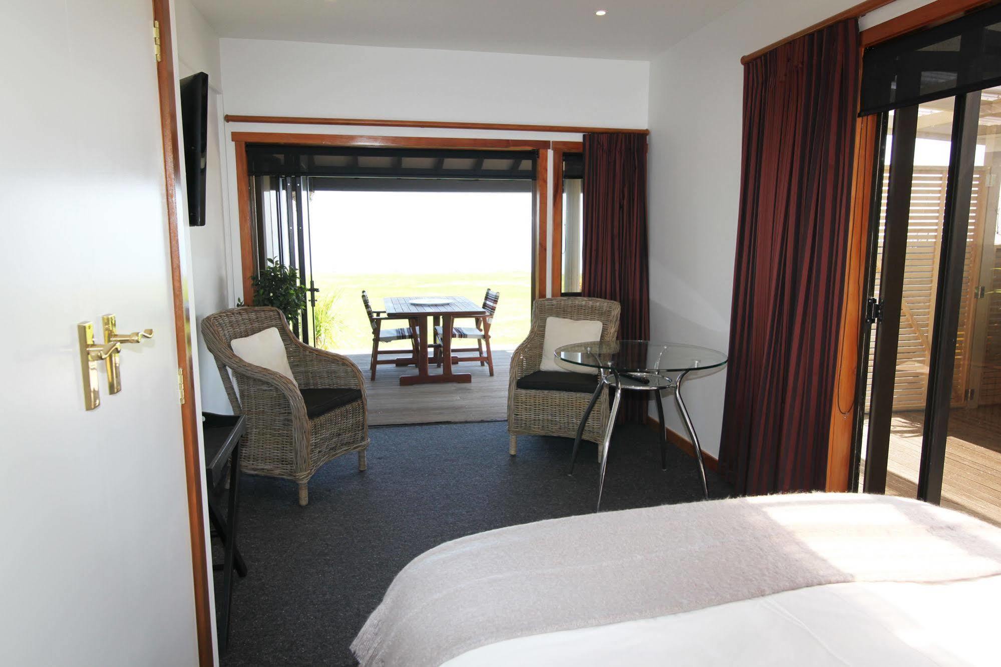 Te Puru Beach Lodge Exteriör bild